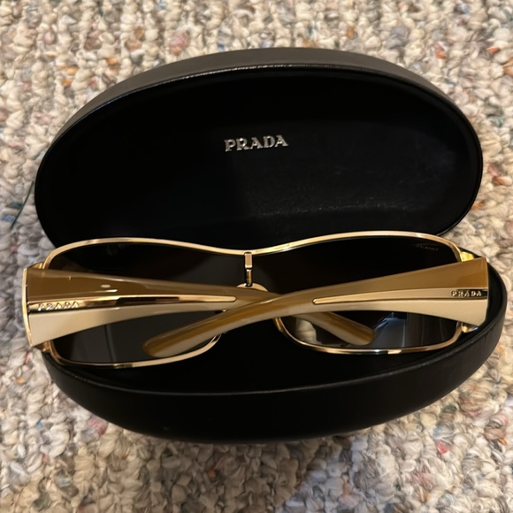 Beautiful gold-rimmed Prada sunglasses with logo. Case and cloth included! - Picture 4 of 16